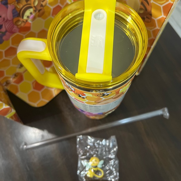 Quencher H2.0 Tumbler Winnie the Pooh Design - Picture 5 of 5